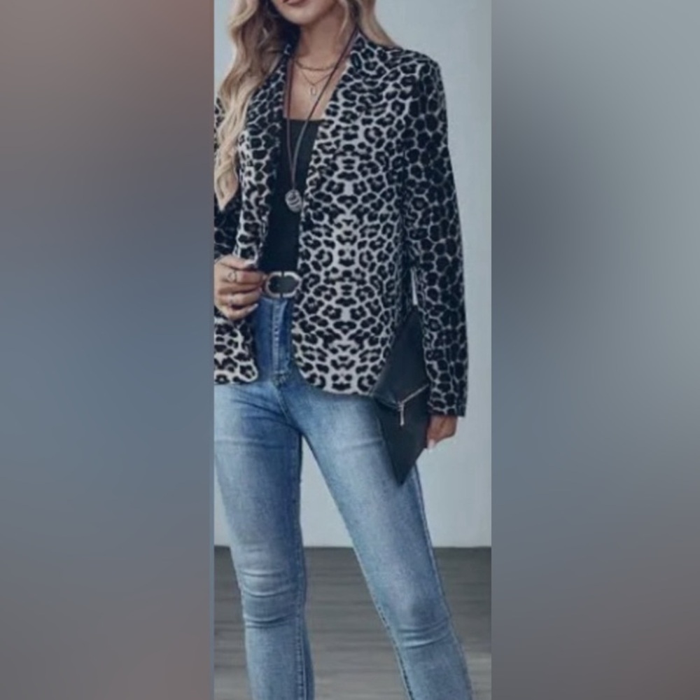 Women’s Sz 8 black cheetah blazer